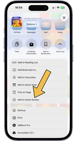 Toccare il pulsante Condividi in Safari su iOS o i tre punti in Chrome su Android